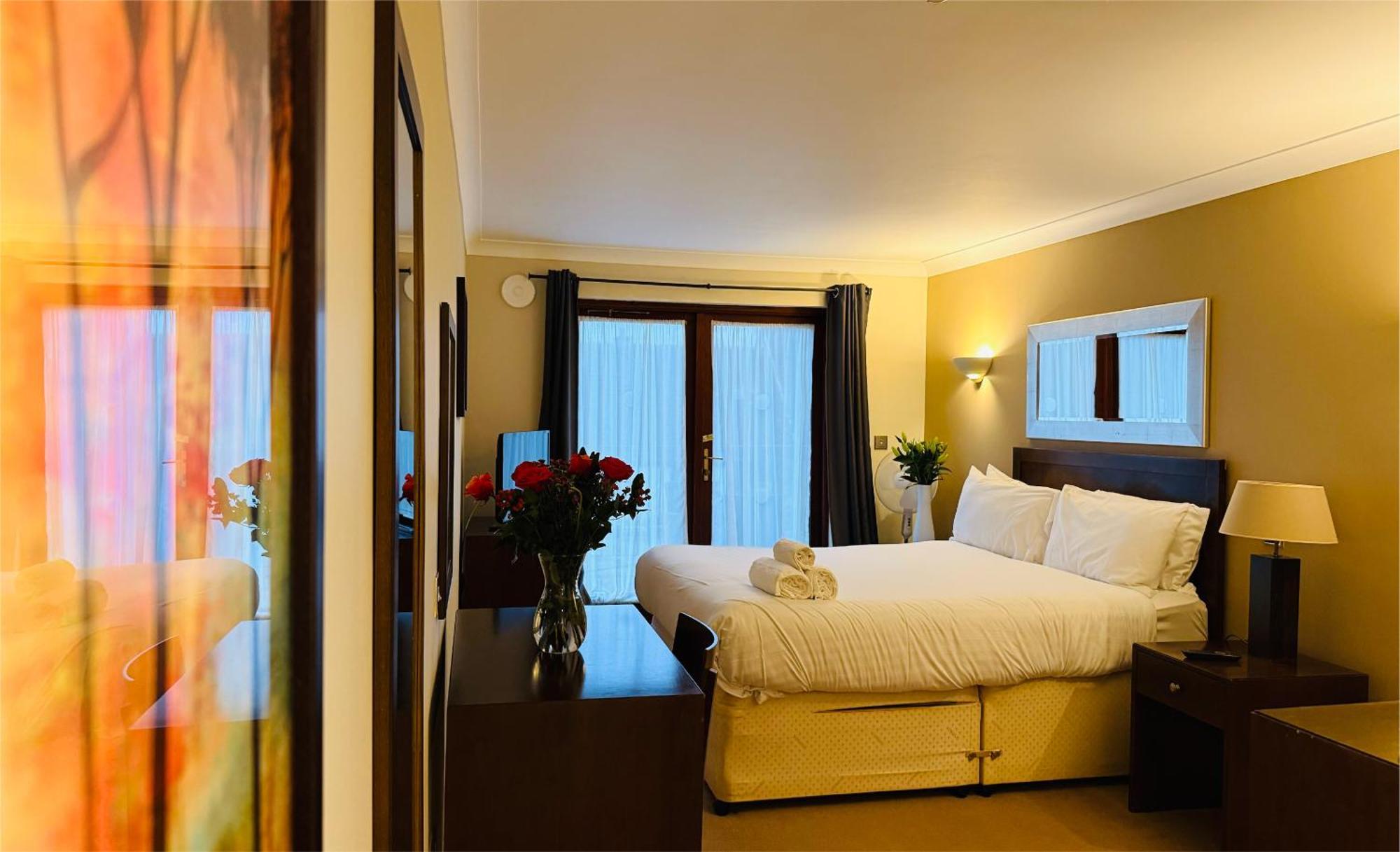 Hustyns Hotel Saint Wenn Buitenkant foto